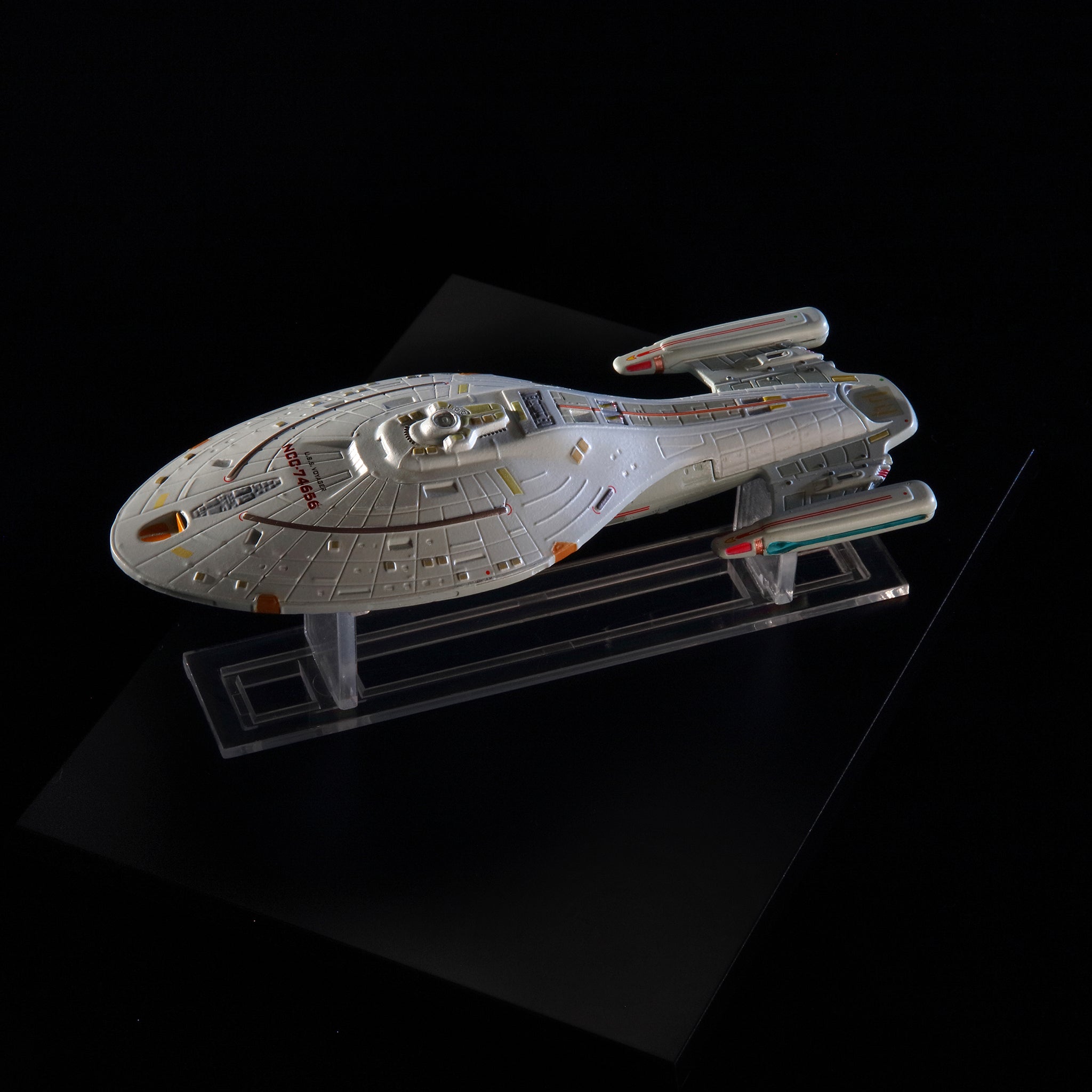 Starship Library Series – U.S.S. Voyager NCC-74656– Master Replicas